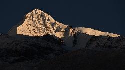 Though only 6'501 m high, the delicate southern flank makes Singu Chuli an impressive small peak in the sanctuary.