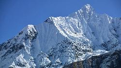 At eastern rim of the Annapurna sanctuary rises the 6'250 m high fluted peak of Gandharba, one of the lower mountains in the massif.