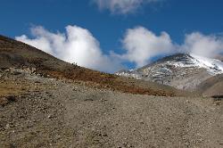 Up the barren slopes towards our third high pass, the Langmosia La.