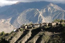 It is a great idea to escape the crowds of the Annapurna Circuit and stay on the high route, therefore we camp in the interesting Dangarjong (Dakar-dzong).