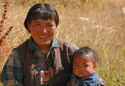 Mother with child in Do Tarap.