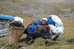 Also the porters enjoy a much-deserved rest after a hard morning walk.