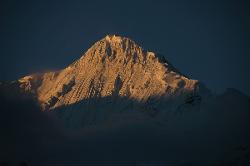 A few minutes later, half of the steep flanks of Niligi are already in orange light.