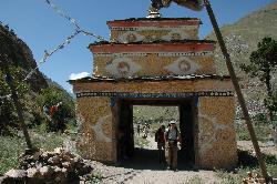 Chorten between Juphal and Dunai.