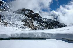 Almost at the pass; Tenba on the big snowfield.