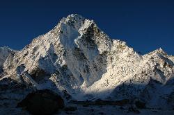 The two basic lodges of Dzongla fill up quickly: the location at the foot of Cholatse is stunning.