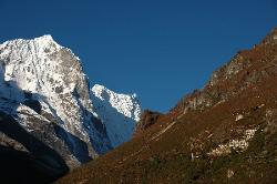 Thame's monastery overlooks the village; and offers fine views of the summits of Thyangmoche and others that lead to the Tashi Laptse pass into Rolwaling.