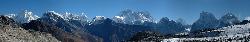 Panorama on the way to Renjo La; again the peaks over 8'00m dominate by their sheer size.