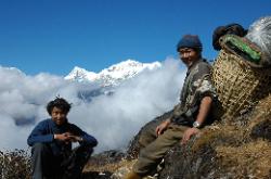 Resting and enjoying the last views of the mountains; soon the fog hits and we will turn around the corner and descend to Kastari.