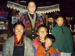 ghunsa_family.jpg (66116 bytes)