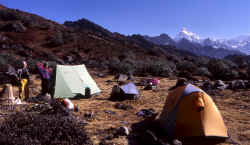 camp_gyabla_pass.jpg (177904 Byte)