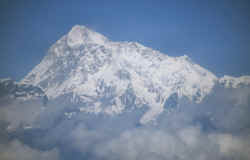 makalu_from_plane.jpg (90670 Byte)