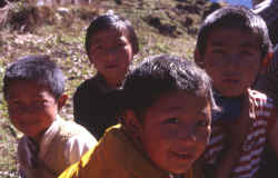 olungchungkola_kids.jpg (84310 Byte)