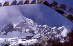 sarphu_from_kambachen_prayerflags.jpg (110246 Byte)