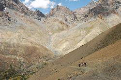 After a steep climb the last few meters to the top of Kiupa La are easier and let us marvel at the landscape that surrounds us.