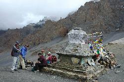 Climbing the high Singe La pass is not rewarded by good views; nevertheless our crew enjoys the rest.