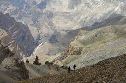 Far down must be the arid Zanskar gorge; but todays camp at Yulchung appears as green spots in the arid landscape.