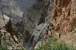 After having crossed the Top of the Sky pass; Namtse La; we are descending towards the Zanskar plain in a steep and narrow valley of red and black rock.