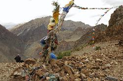 After a little climb we have left the Zanskar river behind and are on top of Parfi La: with good views to the next climb ahead of us.