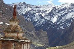 Snow has melted very quickly; only the steep mountain flanks above Photaskar are covered.