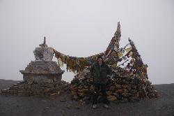 The weather deteriorates for the next two days; we make it to Singe La pass before snow covers the ground. Some hours later it lies so high that a group of Japanese tourists on horses are not able to cross.