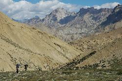 A gentle climb takes us to Namtse La; far away at the horizon rises Singe Peak as a black pyramid .