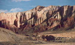 Chorten near Gemi: Man-built monuments blend in with bizarre rock formations 