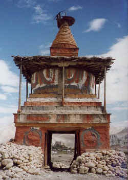 Chorten at entrance to Tsarang village