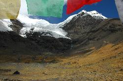 From Nagarze we drive over a pass below a hanging glaciers; drop into a plain soon afterwards and reach Gyantse.