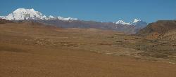 Himalayan giants on the horizon announce the border to Nepal.