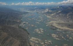 Yarlung Tsangpo (aka Brahmaputra) in its wide bed south of Lhasa.