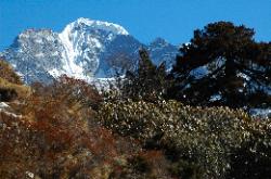 A large mountain indicates the turn of the valley; probably it is Chungukang.