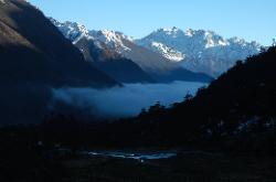 Fog moves up to Thanggu in the evening.