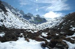 Somewhere between the cragged points lies the pass to Deuthang; but foges moves in already.