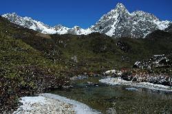 A perfect morning lets me forget yesterdays struggle. Over night the weather has cleared, view back of the peak towering above the pass.