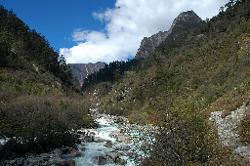 One hour above Lachen we enter the sidevalley to the west that will take us to the Zemu glacier. The first few days will be the same route like the Green Lake trek.