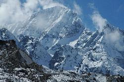 Clouds move in by the time we have reached a good viewpoint above Yabuk, but Simvu does not lose any of its grandeur.